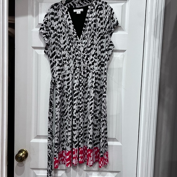 Liz Claiborne Stylish Black and White Patterned Dress with Pink Accents - Picture 1 of 5